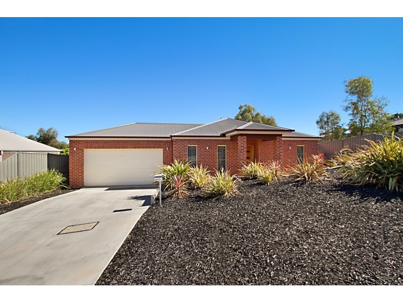 13 Poorinda Crescent, Kangaroo Flat VIC 3555