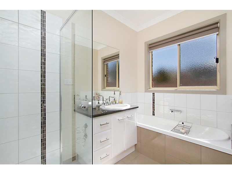 13 Poorinda Crescent, Kangaroo Flat VIC 3555