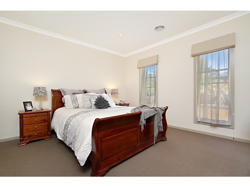 13 Poorinda Crescent, Kangaroo Flat VIC 3555