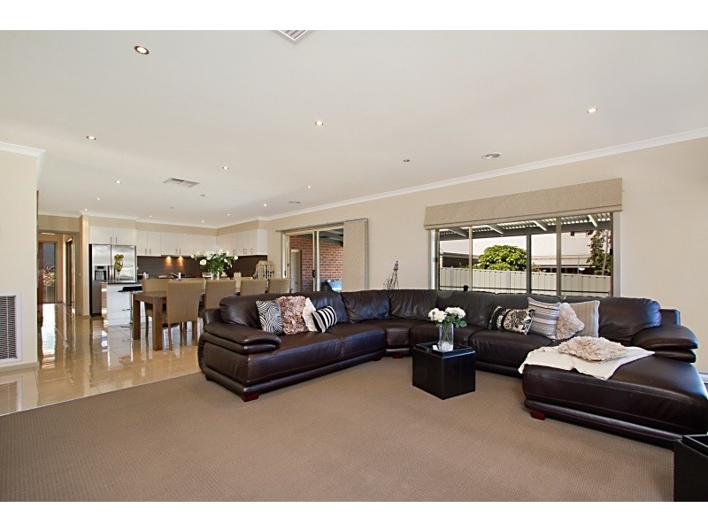13 Poorinda Crescent, Kangaroo Flat VIC 3555