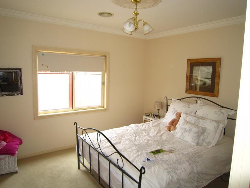 11 Claire Court, Kennington VIC 3550