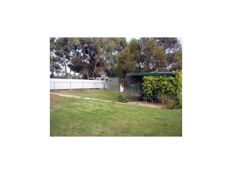 11 Fanning St, Charlton VIC 3525