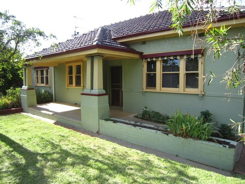 11 Crusoe Road, Kangaroo Flat VIC 3555