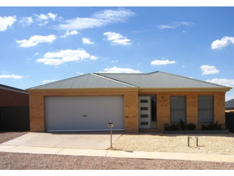 8 Metropolitan Drive, Eaglehawk VIC 3556