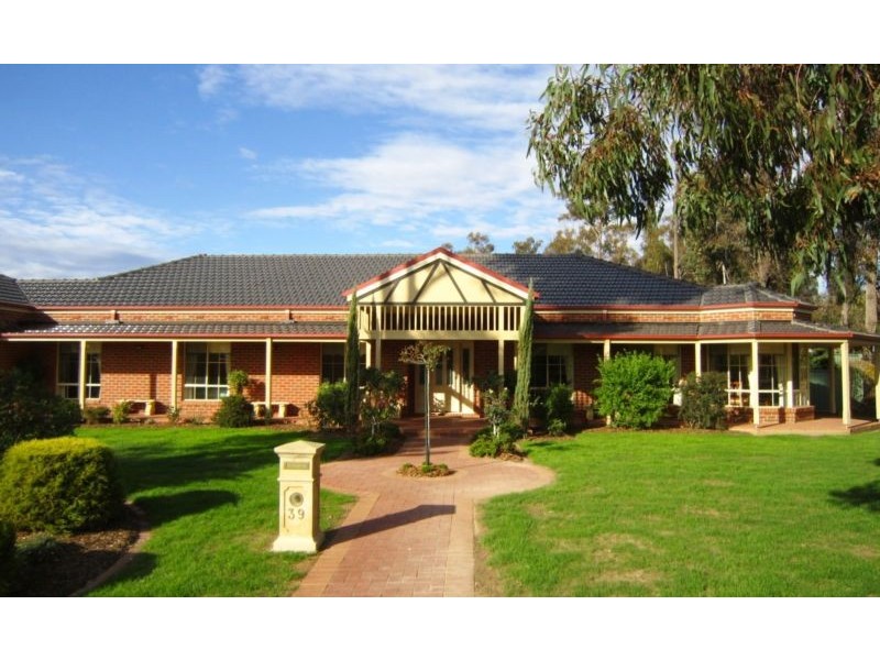 39 Northmoor Drive, Strathdale VIC 3550