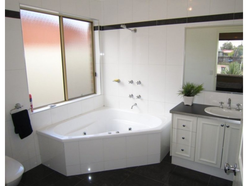 5 Verbeena Terrace, Epsom VIC 3551