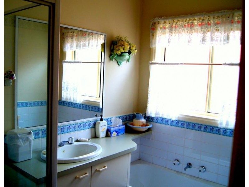 18 Chelsea Boulevard, Strathdale VIC 3550