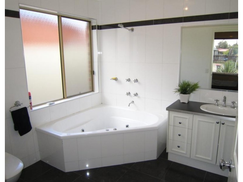 5 Verbeena Terrace, Epsom VIC 3551