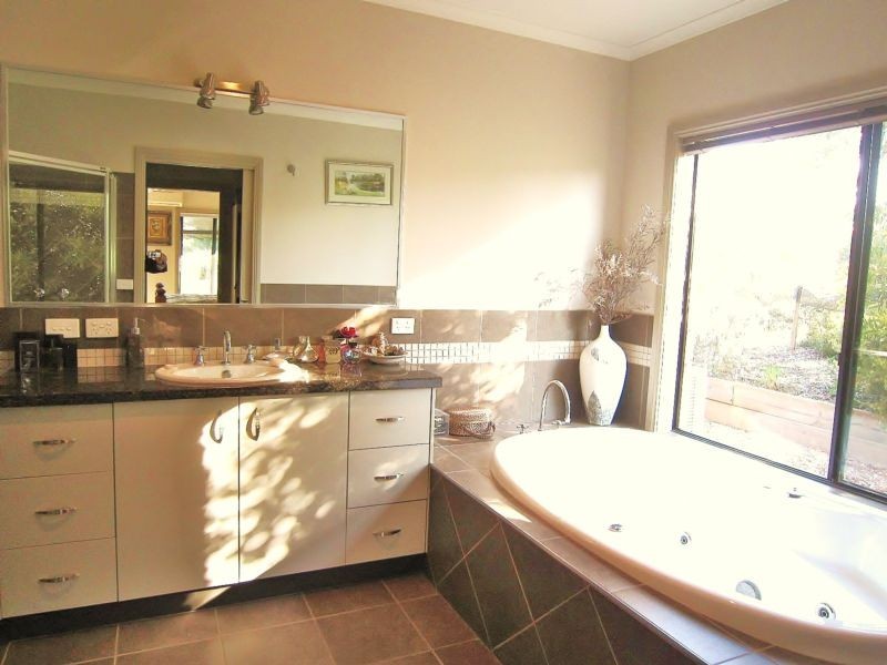 6 Villa Terrace, Junortoun VIC 3551