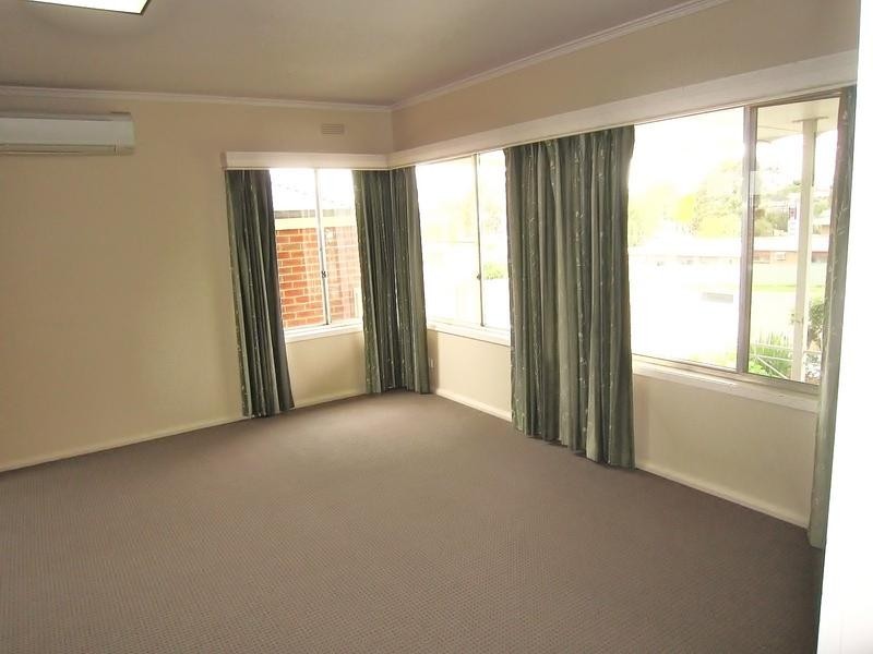 8 Parsonage Grove, Eaglehawk VIC 3556