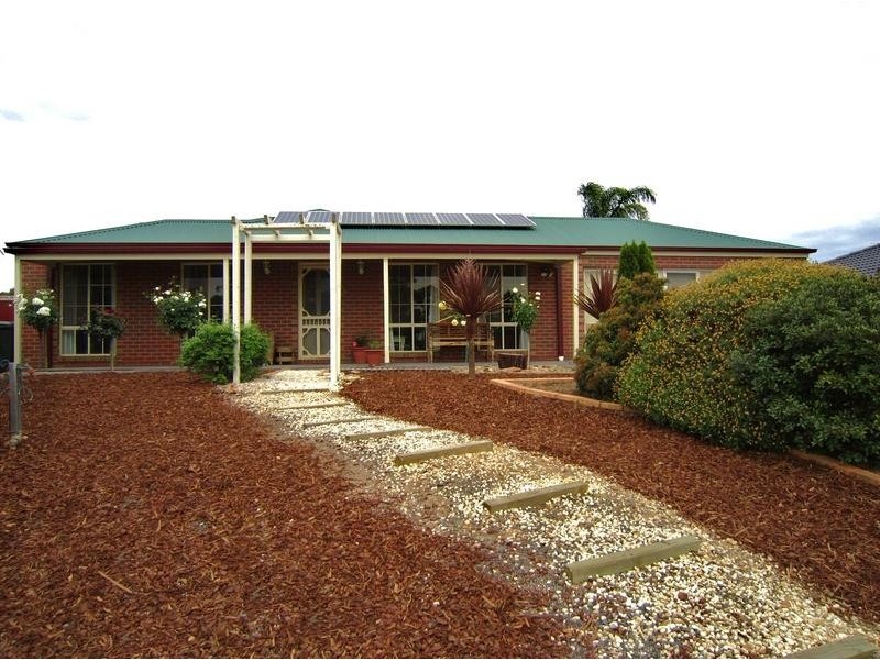 6 Cambridge Court, California Gully VIC 3556