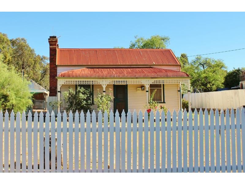 8 Dunstan Street, Eaglehawk VIC 3556