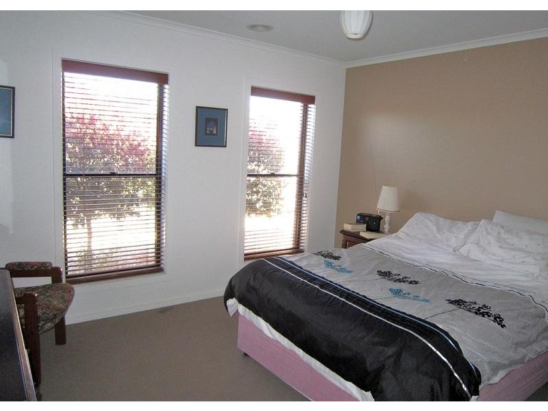 54 Londonderry Way, Epsom VIC 3551