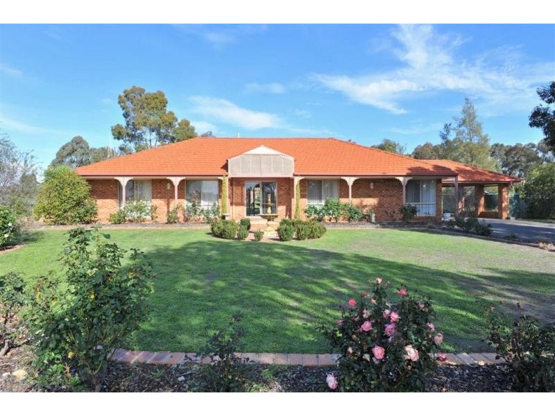 25 Emmaline Drive, Maiden Gully VIC 3551