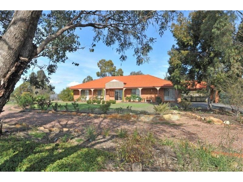 25 Emmaline Drive, Maiden Gully VIC 3551