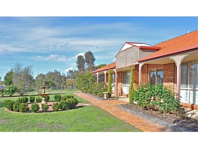 25 Emmaline Drive, Maiden Gully VIC 3551