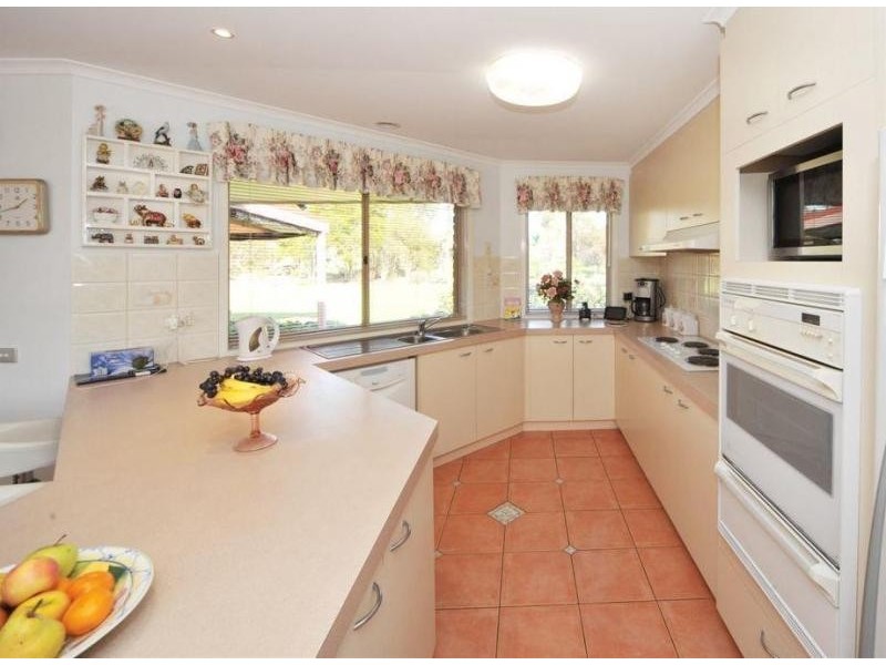 25 Emmaline Drive, Maiden Gully VIC 3551