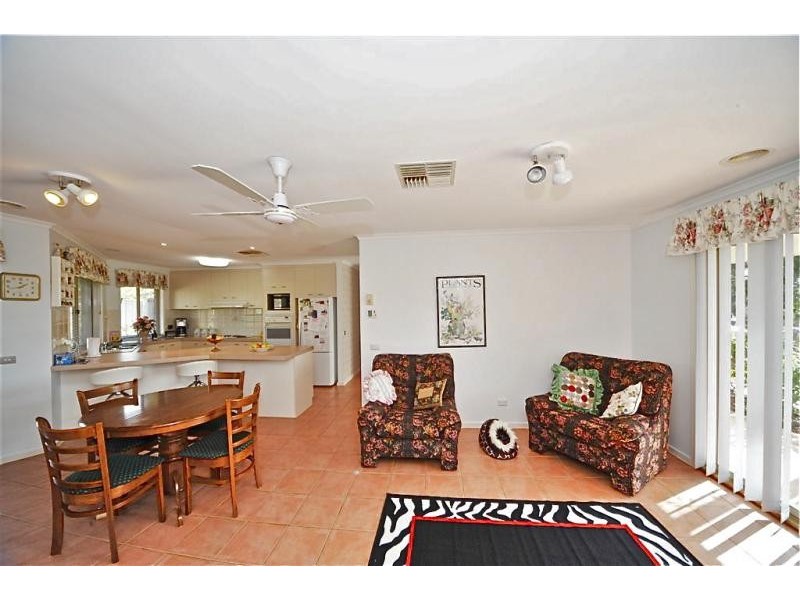 25 Emmaline Drive, Maiden Gully VIC 3551