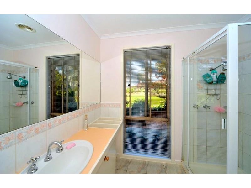 25 Emmaline Drive, Maiden Gully VIC 3551