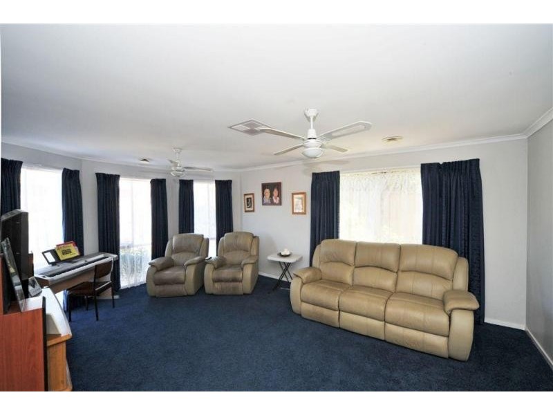 8 Julie Court, Kangaroo Flat VIC 3555