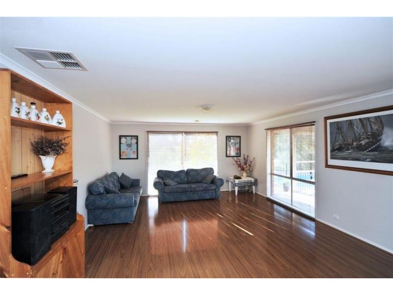 8 Julie Court, Kangaroo Flat VIC 3555