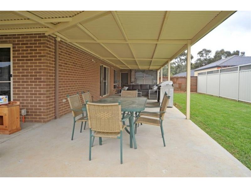 8 Crossley Avenue, Epsom VIC 3551