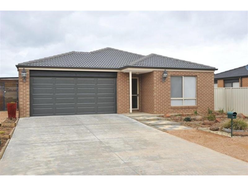 8 Crossley Avenue, Epsom VIC 3551