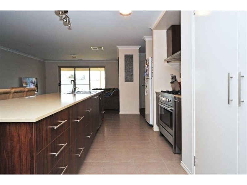 8 Crossley Avenue, Epsom VIC 3551