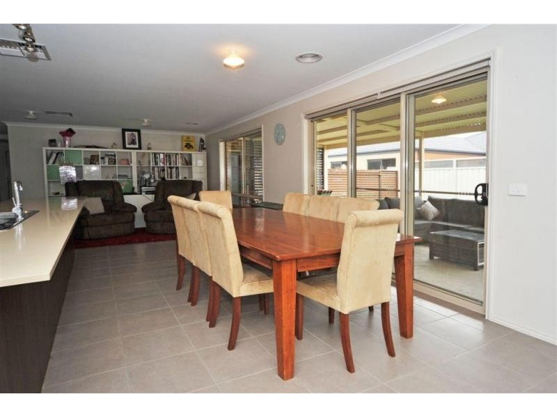 8 Crossley Avenue, Epsom VIC 3551