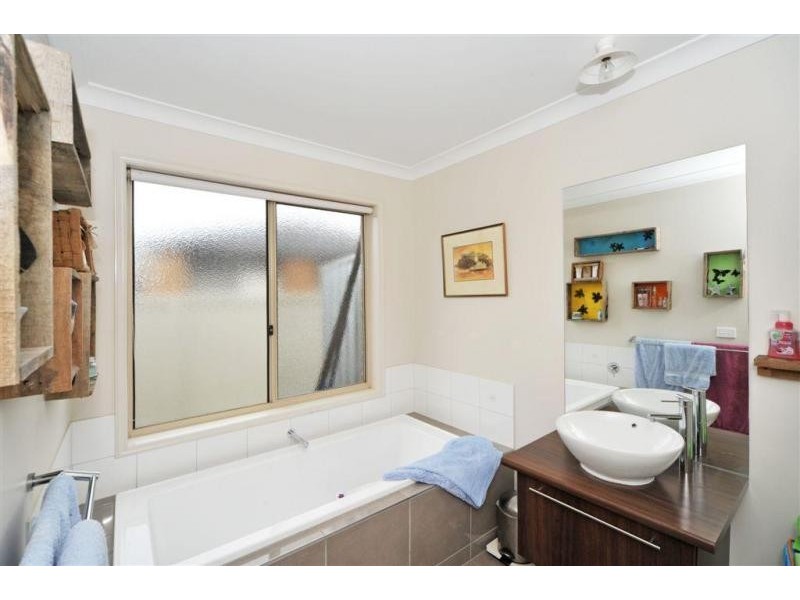 8 Crossley Avenue, Epsom VIC 3551