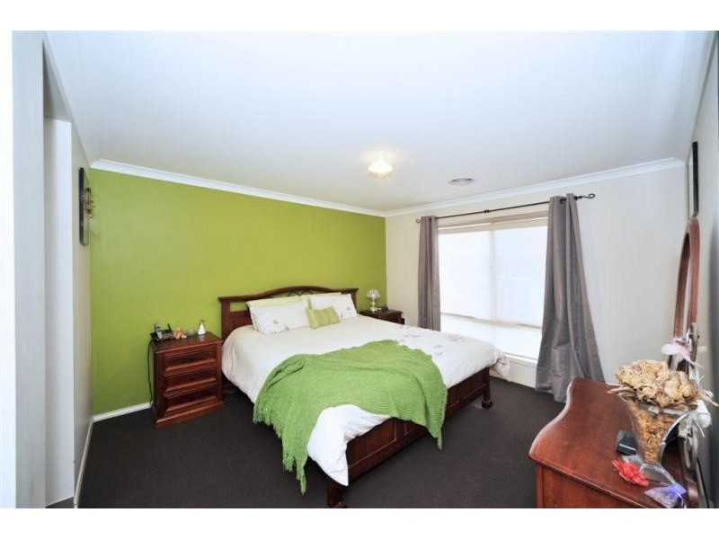 8 Crossley Avenue, Epsom VIC 3551