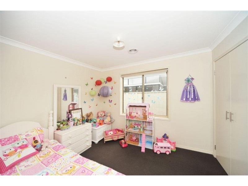 8 Crossley Avenue, Epsom VIC 3551