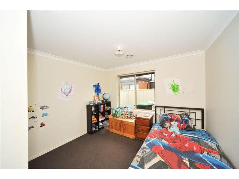 8 Crossley Avenue, Epsom VIC 3551