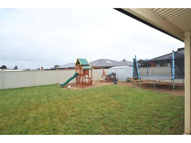 8 Crossley Avenue, Epsom VIC 3551