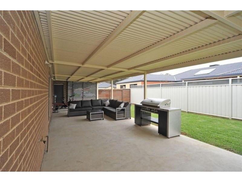 8 Crossley Avenue, Epsom VIC 3551