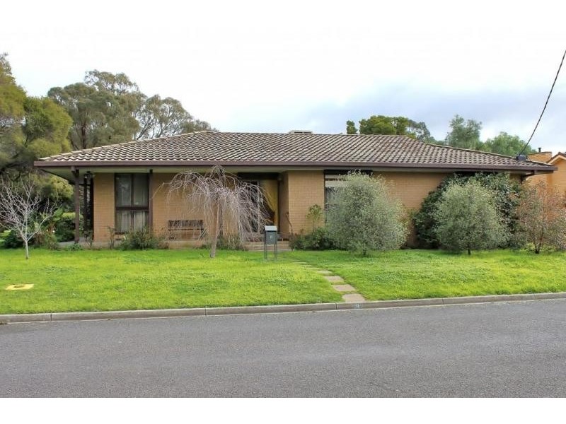 8 Chifley Avenue, Kangaroo Flat VIC 3555