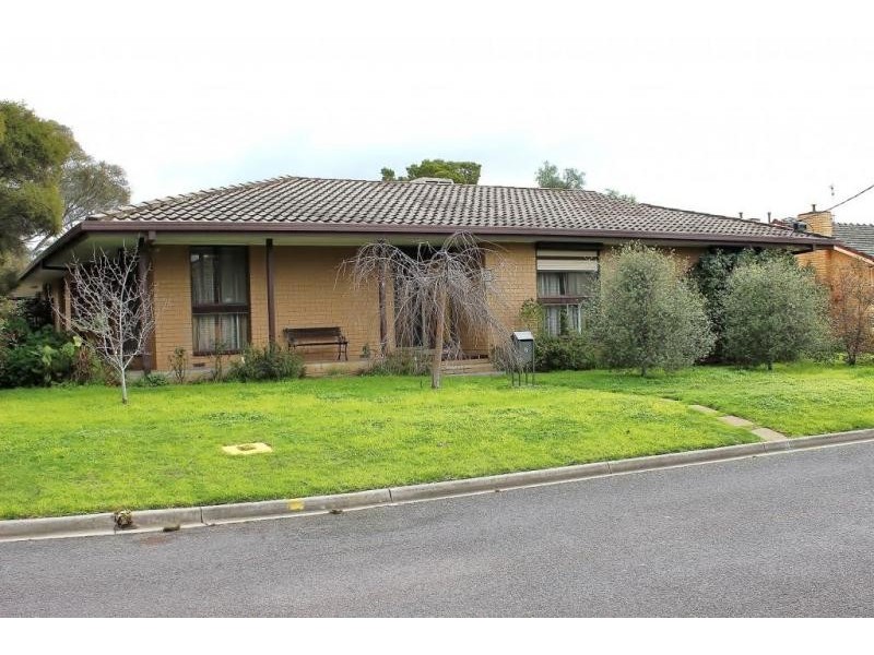 8 Chifley Avenue, Kangaroo Flat VIC 3555