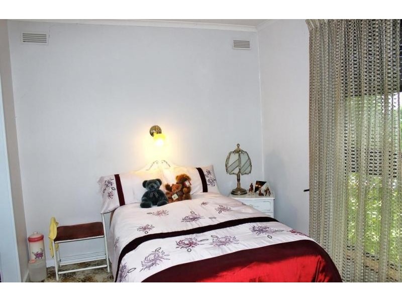 8 Chifley Avenue, Kangaroo Flat VIC 3555