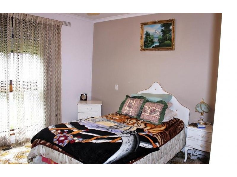 8 Chifley Avenue, Kangaroo Flat VIC 3555