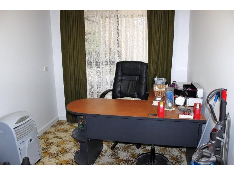 8 Chifley Avenue, Kangaroo Flat VIC 3555