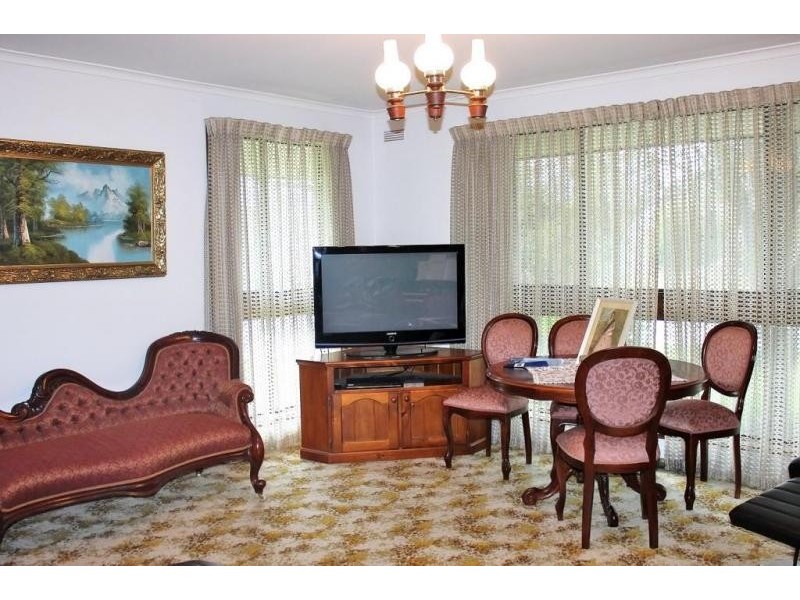 8 Chifley Avenue, Kangaroo Flat VIC 3555