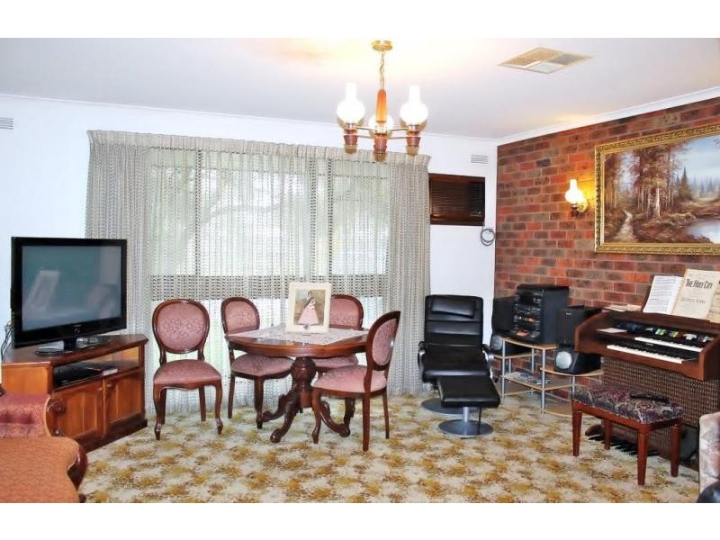 8 Chifley Avenue, Kangaroo Flat VIC 3555