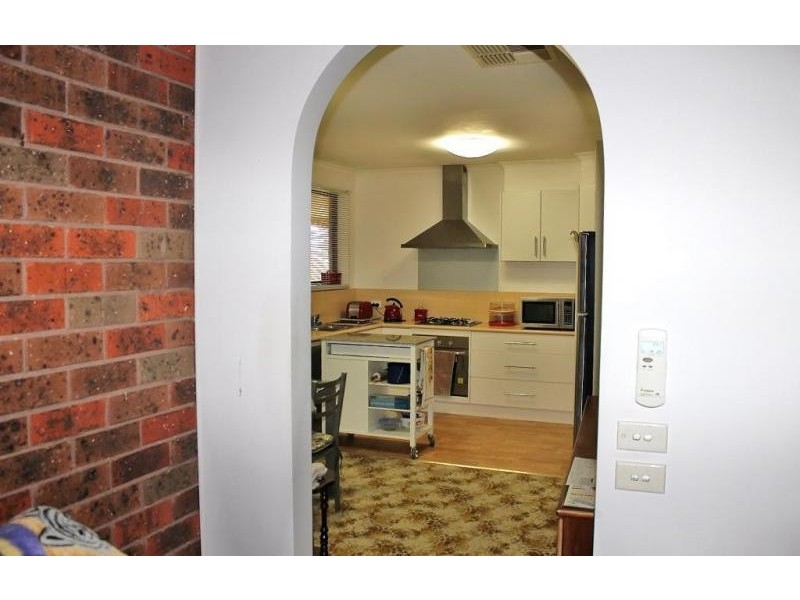 8 Chifley Avenue, Kangaroo Flat VIC 3555