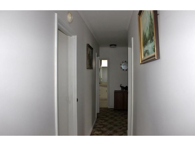 8 Chifley Avenue, Kangaroo Flat VIC 3555