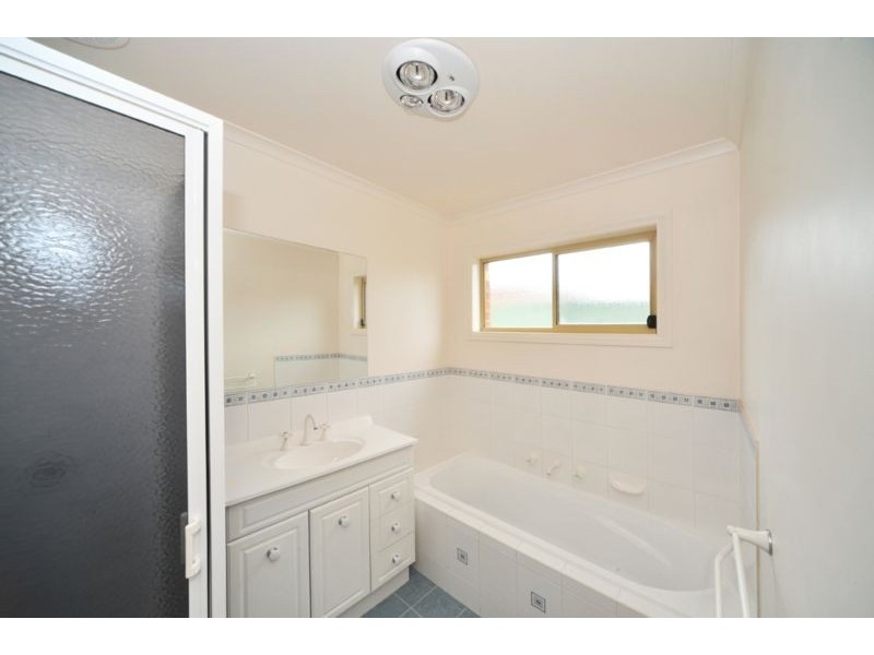 8 James Court, Kangaroo Flat VIC 3555