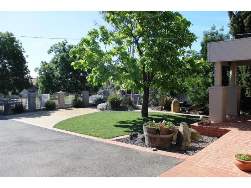 100 Farnsworth Street, Castlemaine VIC 3450