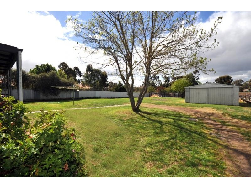 33 Sandhurst Road, California Gully VIC 3556