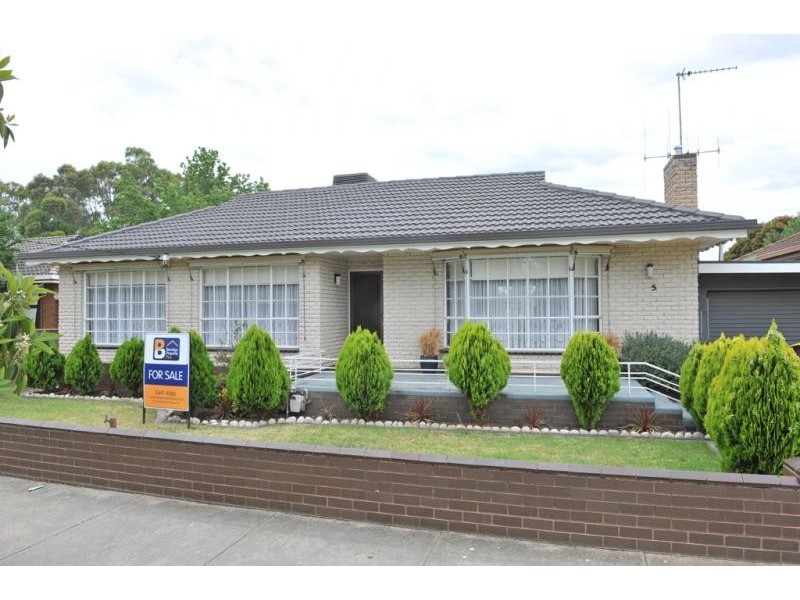 5 Oak Street, Golden Square VIC 3555