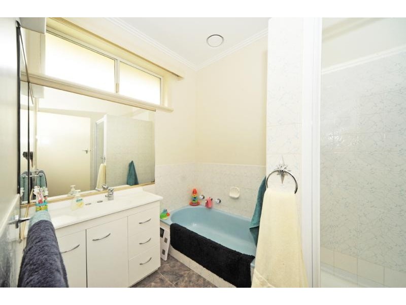 5 Oak Street, Golden Square VIC 3555