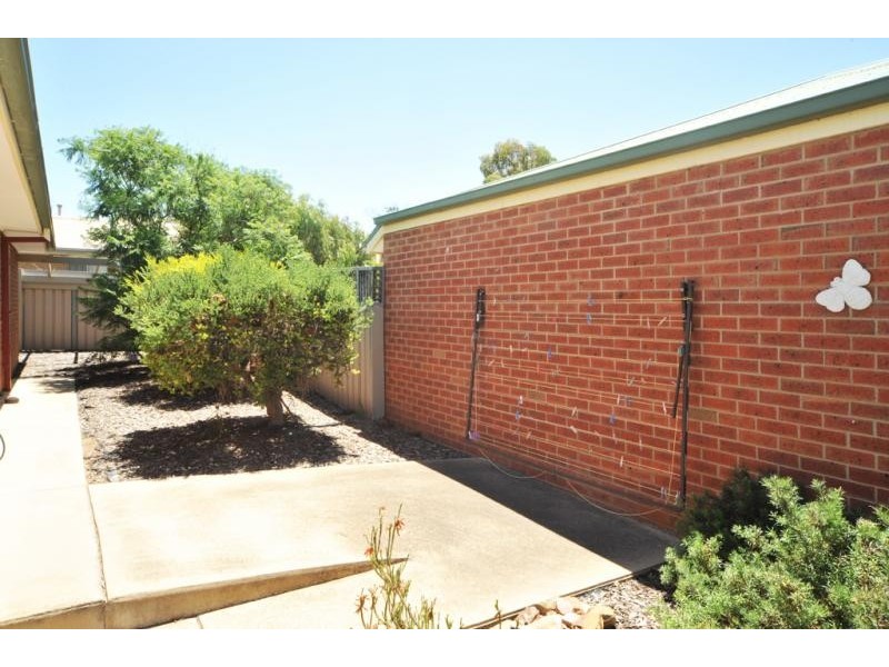 16 Wesley Street, Kangaroo Flat VIC 3555